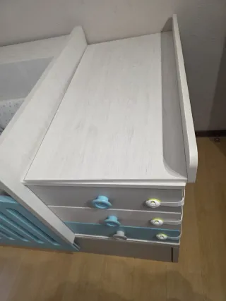 Cuna y cambiador habitación infantil