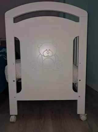 Cuna blanca con osito