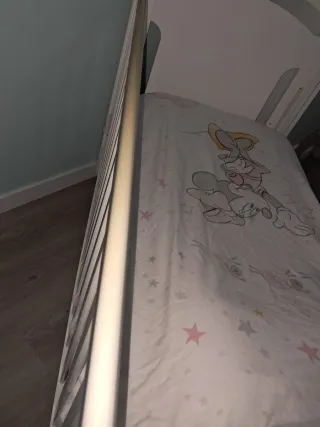 Cuna blanca con osito