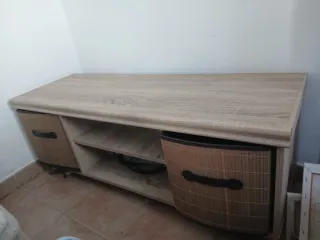Mueble bajo madera y bambú