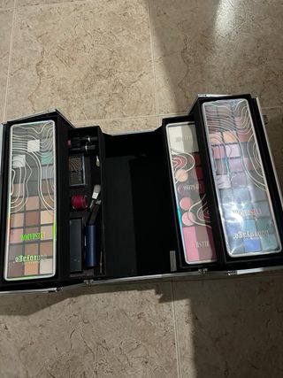 Maletín de maquillaje rosa y plateado