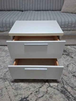 Mesita de noche blanca