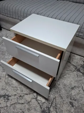 Mesita de noche blanca