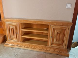 Mueble recibidor de madera y espejo a juego.