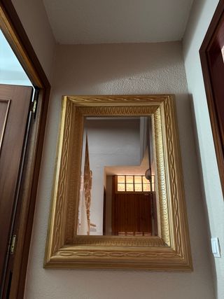 Mueble recibidor de madera y espejo a juego.