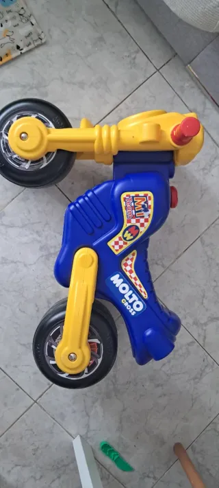 Moto infantil Molto amarilla y azul