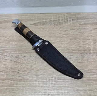 Cuchillo de colección con funda