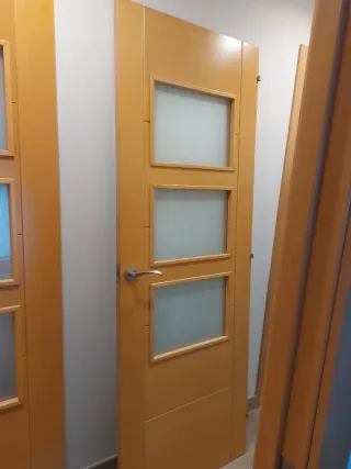 Puerta madera con cristal