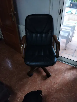 Silla de oficina de cuero y madera
