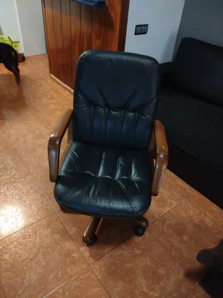 Silla de oficina de cuero y madera