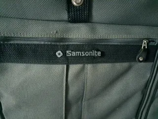 Maleta de viaje gris con ruedas