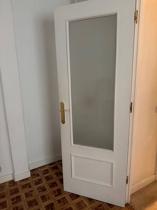 Puerta blanca con cristal