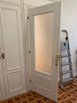 Puerta blanca con cristal