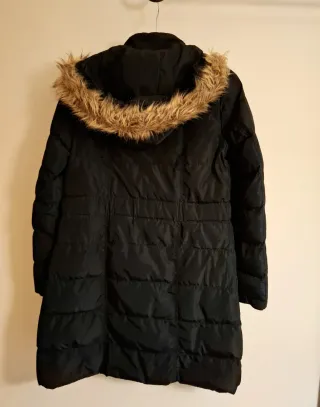 Plumas negro con capucha y pelo