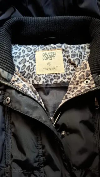 Plumas negro con capucha y pelo