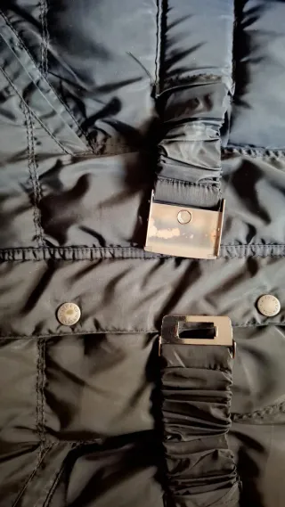 Plumas negro con capucha y pelo