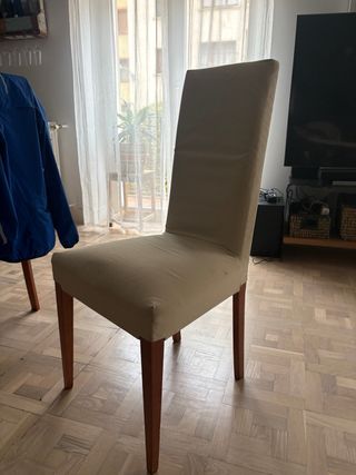 Seis sillas de comedor beige y madera