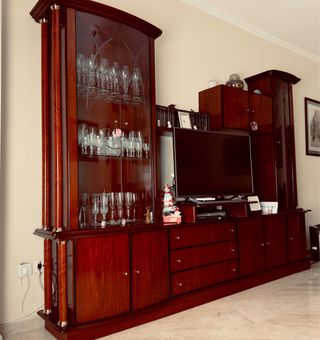Mueble de salón madera y cristal