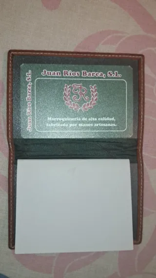 Agenda de piel marrón con logo