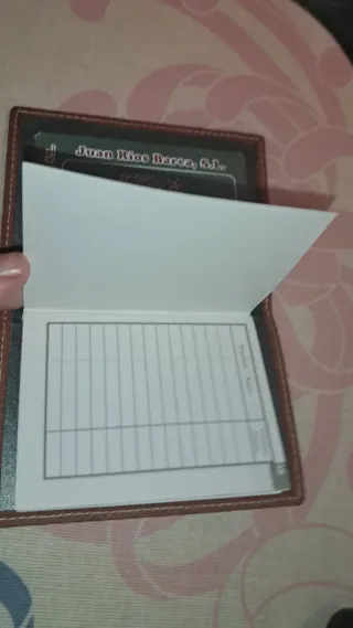 Agenda de piel marrón con logo