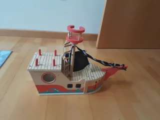 Barco pirata de madera con figuras