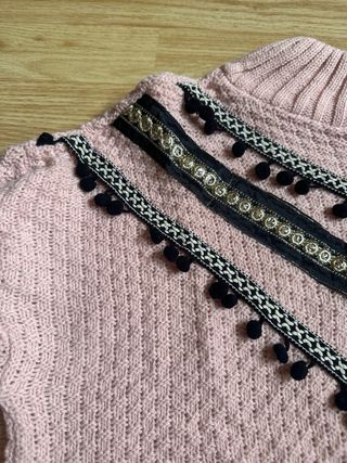 Jersey rosa con abalorios