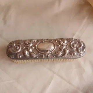 Cepillo de Ropa Vintage Plateado Pergamino