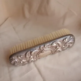 Cepillo de Ropa Vintage Plateado Pergamino