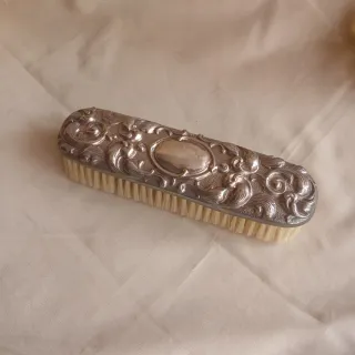 Cepillo de Ropa Vintage Plateado Pergamino