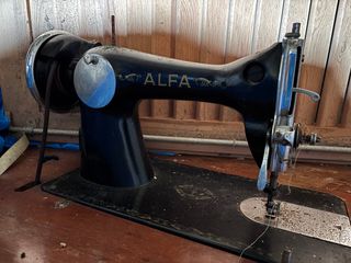 Máquina de coser Alfa antigua