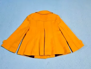 Conjunto Top Estampado y Abrigo Mostaza