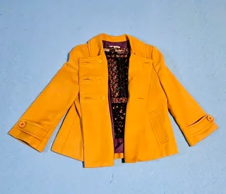 Conjunto Top Estampado y Abrigo Mostaza