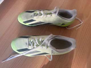 Botas de fútbol Adidas verdes y blancas