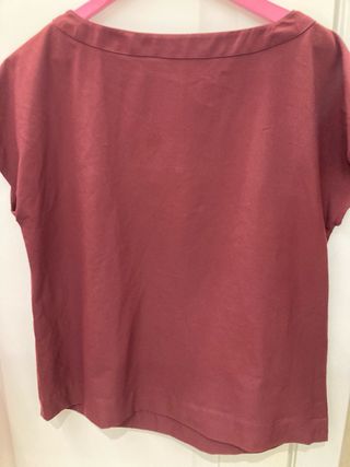 Top burdeos con cremalleras