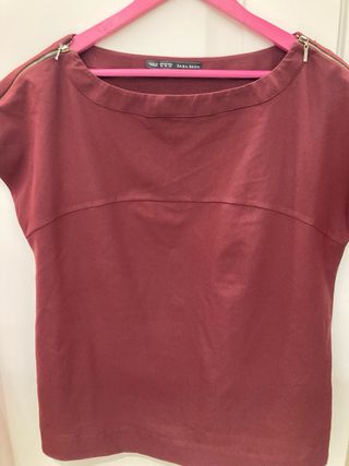 Top burdeos con cremalleras