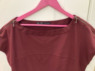 Top burdeos con cremalleras
