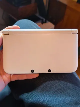 Nintendo 3DS XL Bianca e Rosa, caricatore, stilo.