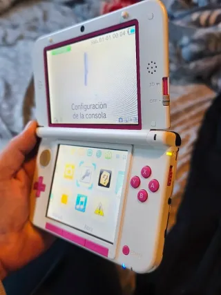 Nintendo 3DS XL Bianca e Rosa, caricatore, stilo.