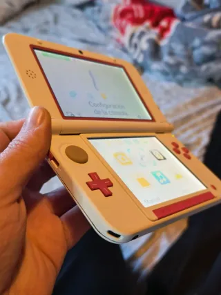 Nintendo 3DS XL Bianca e Rosa, caricatore, stilo.