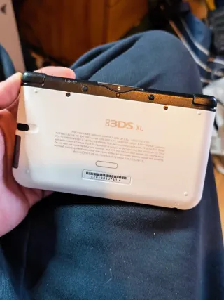 Nintendo 3DS XL Bianca e Rosa, caricatore, stilo.