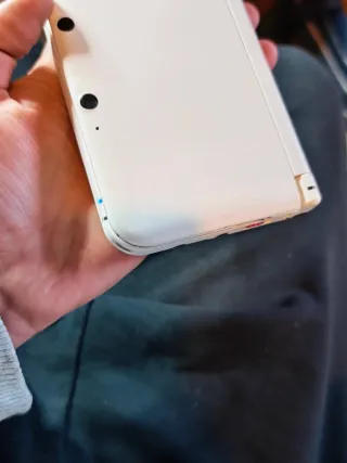 Nintendo 3DS XL Bianca e Rosa, caricatore, stilo.