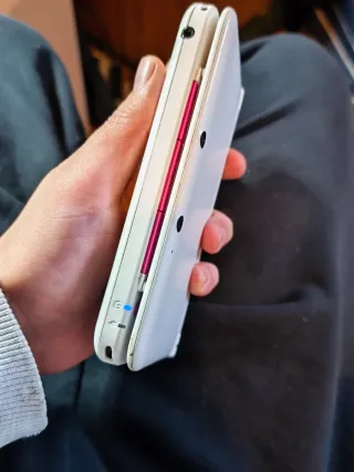 Nintendo 3DS XL Bianca e Rosa, caricatore, stilo.