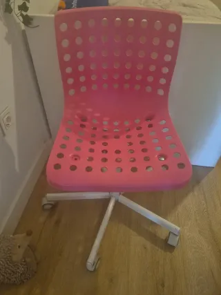 Silla de escritorio blanca con ruedas