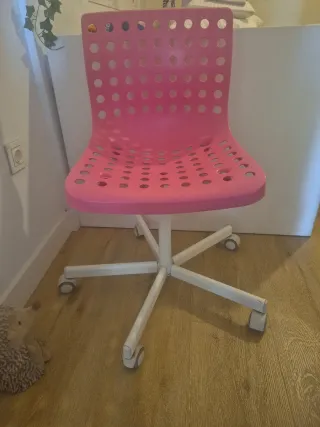 Silla de escritorio blanca con ruedas