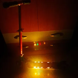 Patinete infantil azul y rojo