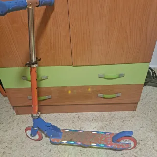 Patinete infantil azul y rojo