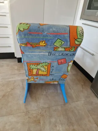 Silla infantil mecedora con dibujos