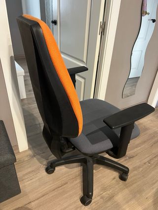 Silla de oficina naranja y gris.