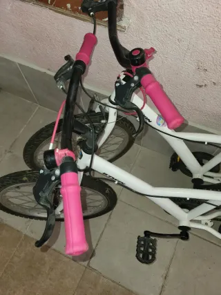 Bicicletas infantiles blancas con detalles rosas