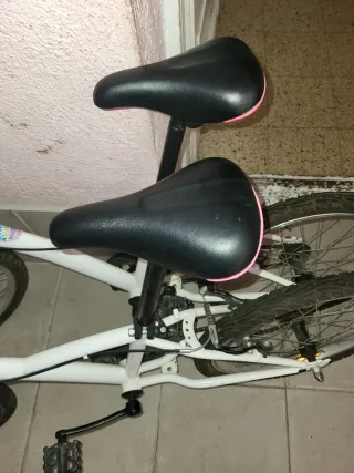 Bicicletas infantiles blancas con detalles rosas